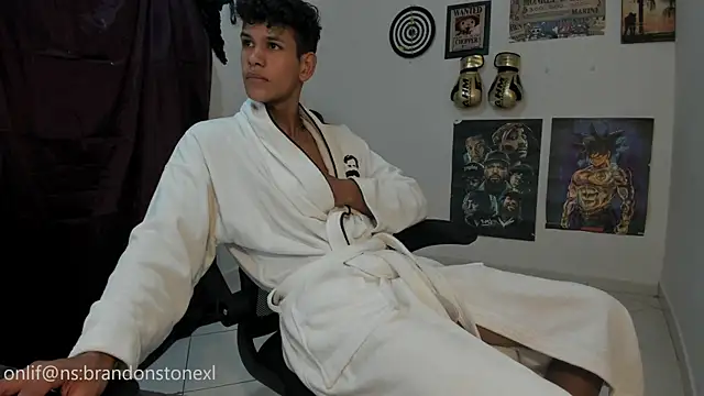 Snapshot of brandonstonexl chatting on October 24, 10:06 pm brandonstonexl online show from October 24, 10:06 pm