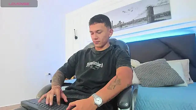 Snapshot of Thomas_moon chatting on June 9, 1:23 pm Thomas moon online show from June 9, 1:23 pm