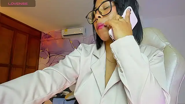 Elowen Clark online show from October 18, 8:20 pm