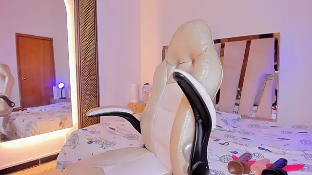 Elowen Clark online show from December 22, 7:33 pm