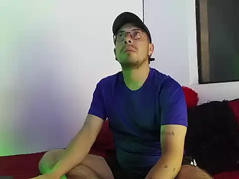 Snapshot of Letorres96 chatting on April 10, 2:50 am Letorres96 online show from April 10, 2:50 am