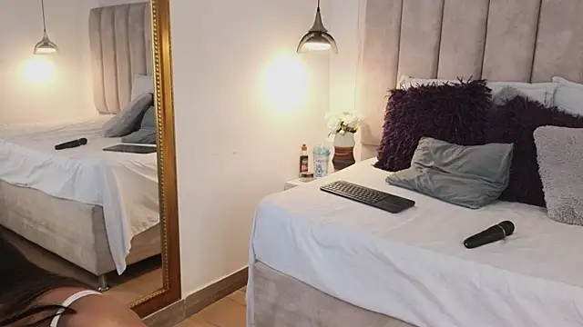 arianaa miller  online show from October 19, 7:25 pm