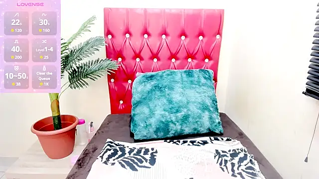 Strawberry Lips online show from November 6, 5:30 am