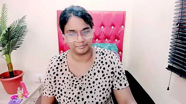 Strawberry Lips online show from November 18, 4:28 am