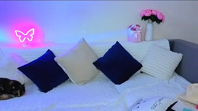 Bella Hillss online show from October 11, 6:28 pm