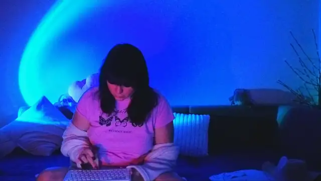 Bella Hillss online show from February 10, 8:24 pm