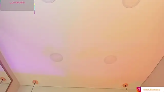 Viollet xoxo online show from October 17, 8:22 pm