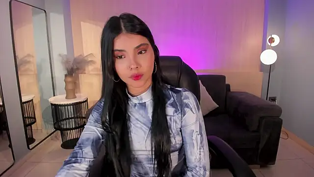 MiaLaurence online show from October 25, 7:30 pm