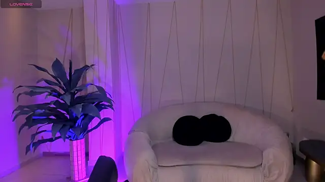 MiaLaurence online show from November 3, 11:55 am