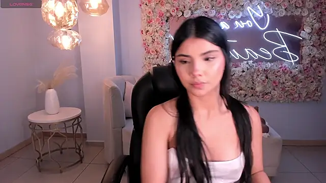 MiaLaurence online show from March 26, 7:08 pm