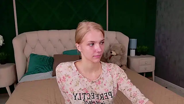 4example Chloe online show from June 2, 5:31 am