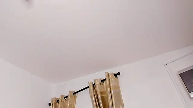 TANISHA HILL online show from November 18, 7:18 pm