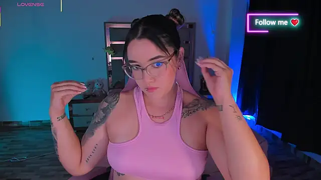 Snapshot of lunaarose chatting on February 14, 5:37 am lunaarose online show from February 14, 5:37 am