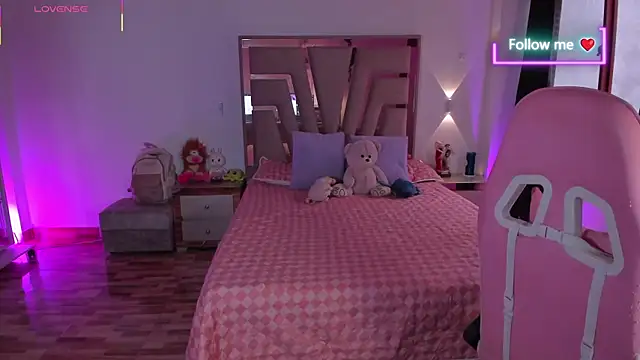 lunaarose online show from April 11, 7:51 pm