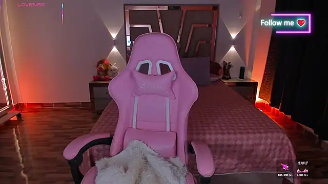 lunaarose online show from April 18, 7:12 am