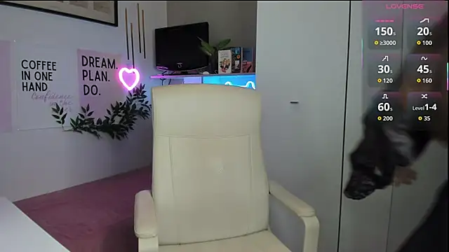 LiaWoow online show from October 14, 2:07 pm