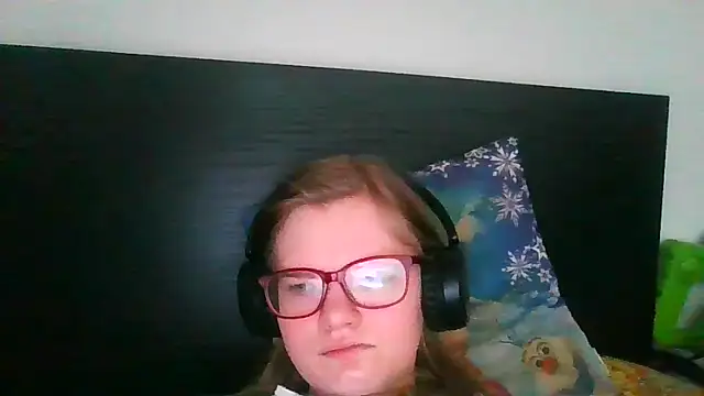 Snapshot of Moonolighta chatting on February 1, 8:13 am Moonolighta online show from February 1, 8:13 am