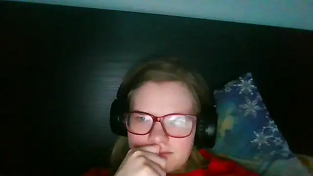 Snapshot of Moonolighta chatting on February 17, 3:19 pm Moonolighta online show from February 17, 3:19 pm