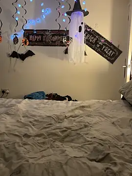 Snapshot of NaughtyLittleLouise chatting on October 27, 10:36 pm NaughtyLittleLouise online show from October 27, 10:36 pm