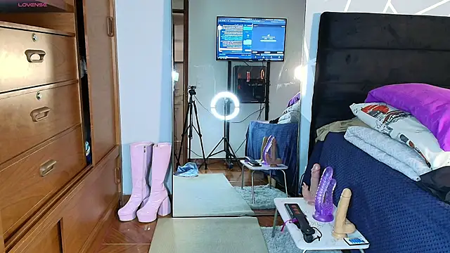 karlamoon23 online show from April 1, 8:06 pm