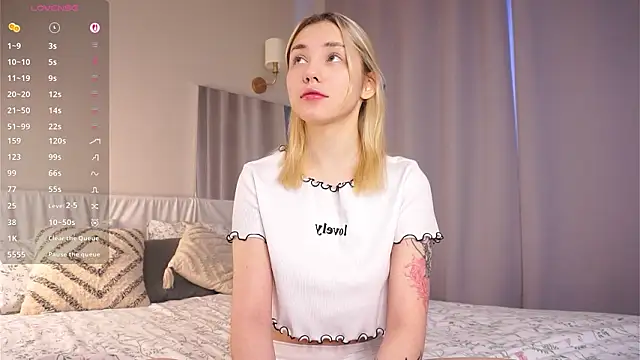 Snapshot of LilianBenskin chatting on February 2, 6:12 am LilianBenskin online show from February 2, 6:12 am