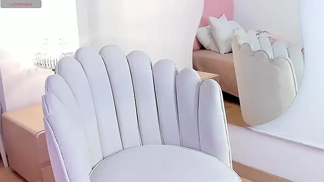 zoe lee    online show from September 19, 10:49 am