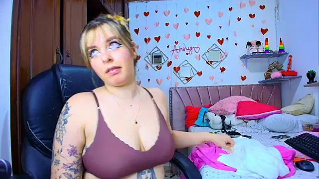 Snapshot of Anny_Hurtado chatting on November 17, 5:24 am Anny Hurtado online show from November 17, 5:24 am