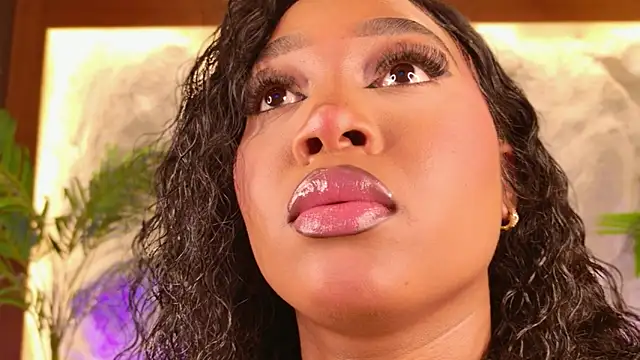 Snapshot of alisonn_moon chatting on February 11, 8:14 pm alisonn moon online show from February 11, 8:14 pm