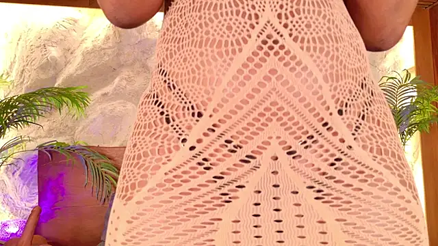 Snapshot of alisonn_moon chatting on February 17, 10:38 pm alisonn moon online show from February 17, 10:38 pm