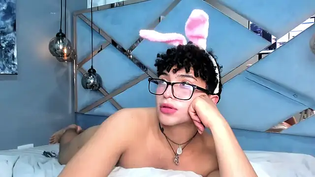 Snapshot of Valentin0_3 chatting on November 6, 9:05 pm Valentin0 3 online show from November 6, 9:05 pm