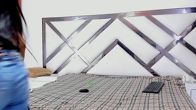 Snapshot of LadyandMaverick chatting on December 18, 4:40 am LadyandMaverick online show from December 18, 4:40 am