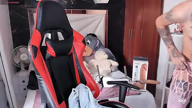 Snapshot of sara_slut21 chatting on December 4, 2:15 pm sara slut21 online show from December 4, 2:15 pm