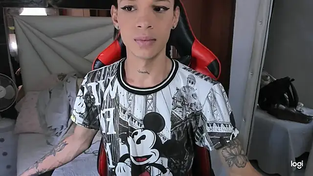 Snapshot of sara_slut21 chatting on December 11, 1:39 pm sara slut21 online show from December 11, 1:39 pm