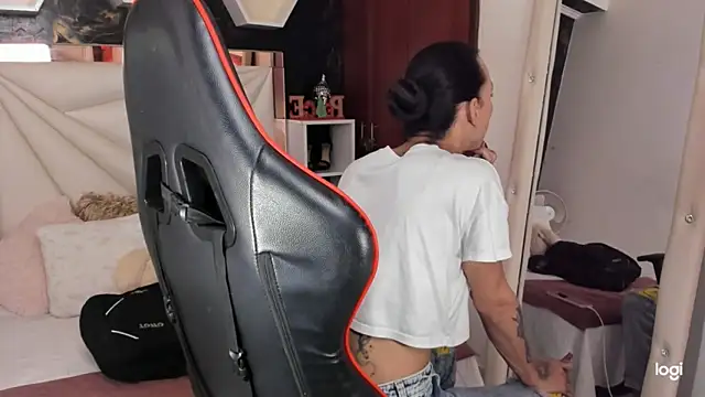 Snapshot of sara_slut21 chatting on December 21, 2:58 pm sara slut21 online show from December 21, 2:58 pm