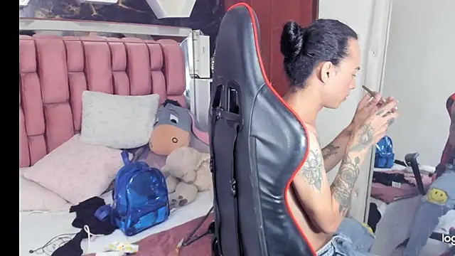 Snapshot of sara_slut21 chatting on February 4, 8:38 pm sara slut21 online show from February 4, 8:38 pm