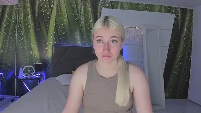 HollyTailors online show from April 7, 5:30 am