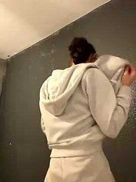 Snapshot of Emilia_Mausi chatting on February 23, 8:17 pm Emilia Mausi online show from February 23, 8:17 pm