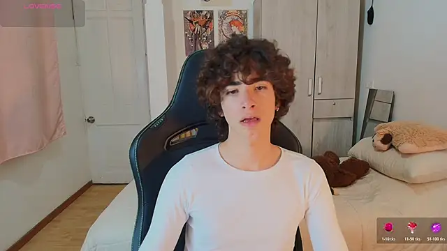 Nude Boy18 online show from December 20, 11:56 pm