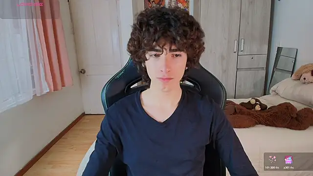 Nude Boy18 online show from December 21, 9:22 pm