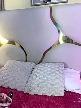 SofiJones  online show from November 12, 8:30 pm