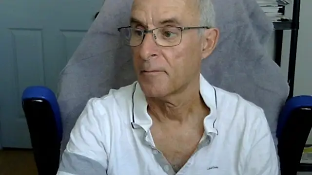 funone1999 online show from December 18, 9:43 pm