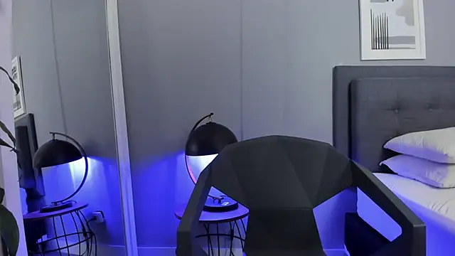 Tylerffoxx online show from November 4, 8:08 pm