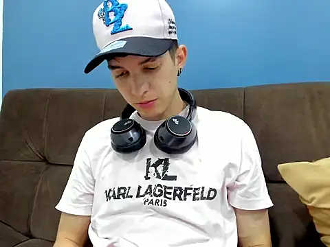 Snapshot of Jheampiiero chatting on February 3, 9:53 pm Jheampiiero online show from February 3, 9:53 pm