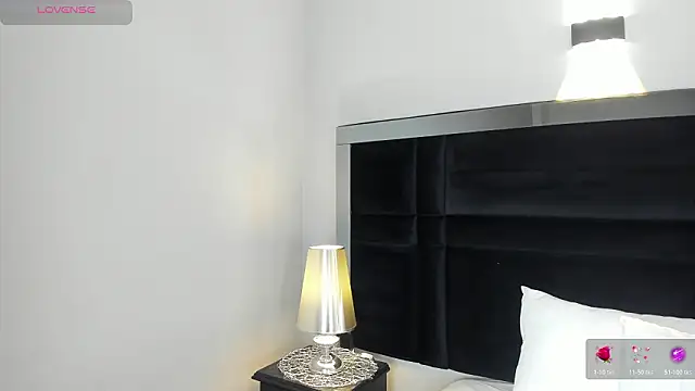 CarolineLee  online show from February 27, 10:32 pm