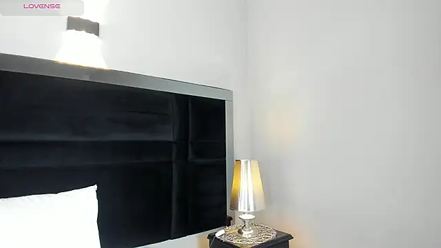 CarolineLee  online show from March 25, 10:38 pm