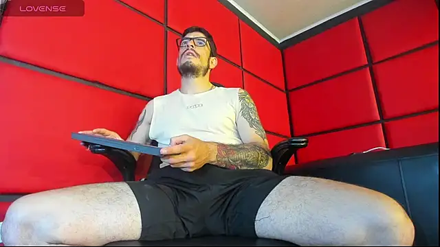 Snapshot of damian_bull chatting on February 9, 12:53 pm damian bull online show from February 9, 12:53 pm