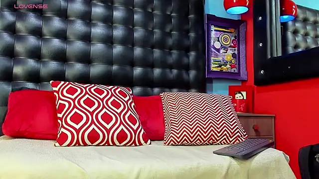 Snapshot of damian_bull chatting on February 16, 1:18 pm damian bull online show from February 16, 1:18 pm