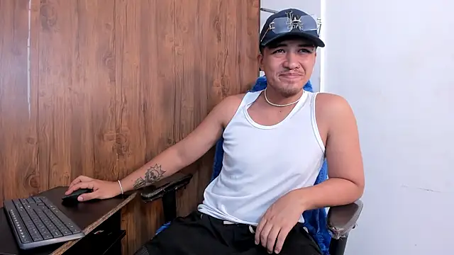 Snapshot of juanmechanic_ chatting on October 5, 3:49 am juanmechanic online show from October 5, 3:49 am