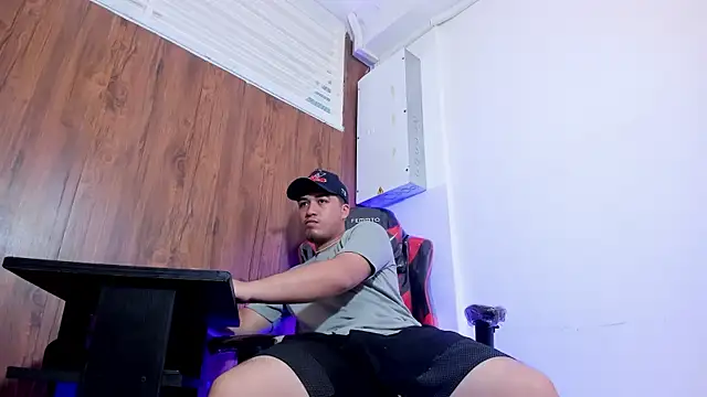 Snapshot of juanmechanic_ chatting on October 30, 1:01 pm juanmechanic online show from October 30, 1:01 pm