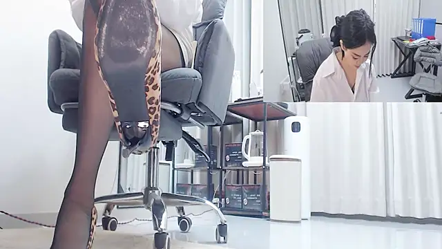 Snapshot of Eileen-L chatting on February 9, 5:11 am Eileen-L online show from February 9, 5:11 am